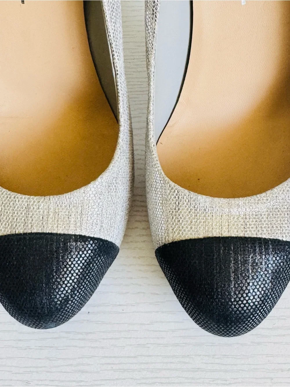 CHANEL Pumps Metallic Silver Cap Toe Textured EU 39.5 Crystal Logo Stiletto